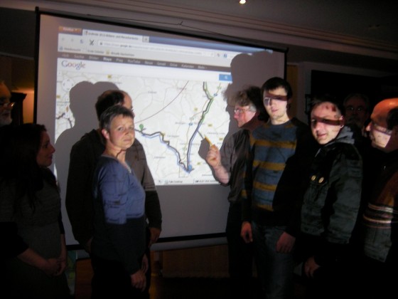 Foto: Aktionskoordinator Thomas Erbe (Mitte) zeigt beim Infotreffen in Northeim mit google-maps die geplante Aktionsstrecke