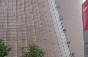 Kacheln vom Kühlturm des AKW Grohnde bröckeln ziemlich